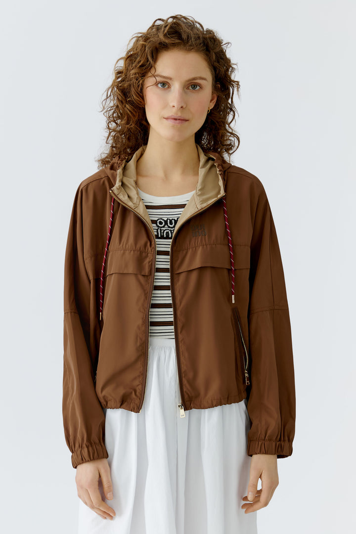 Blouson court à capuche esprit sportif