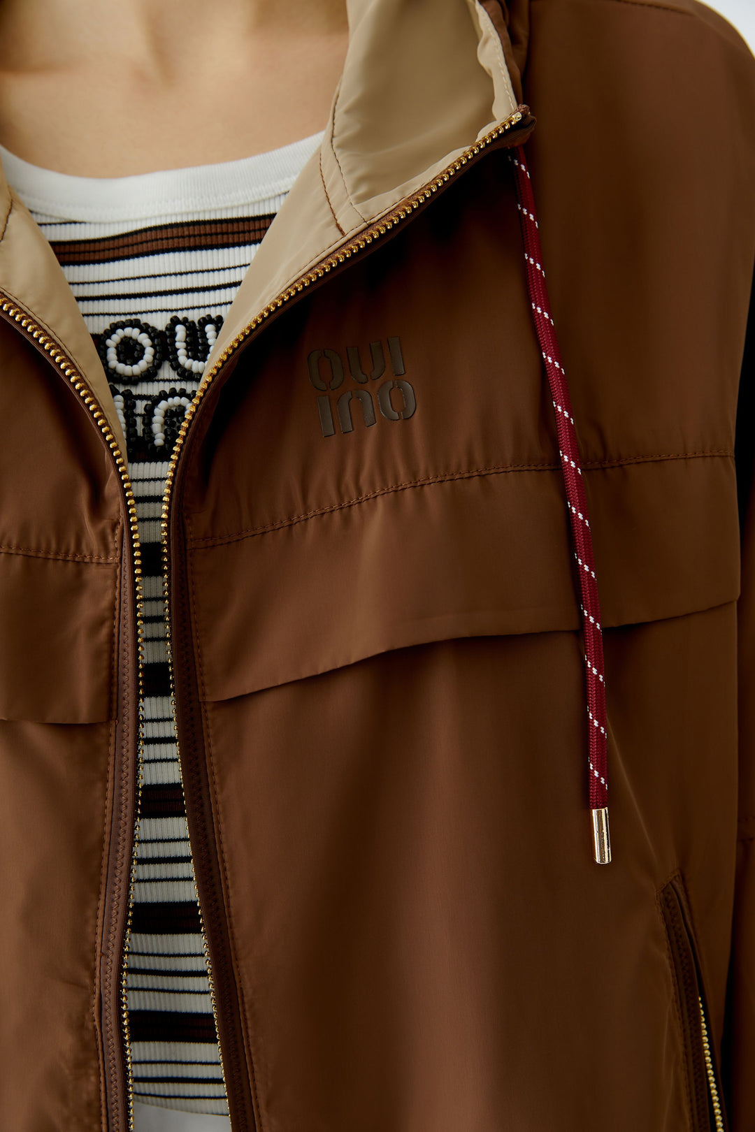 Blouson court à capuche esprit sportif