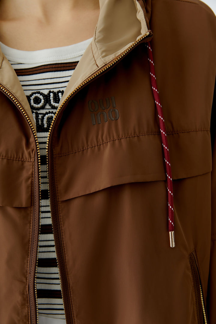 Blouson court à capuche esprit sportif