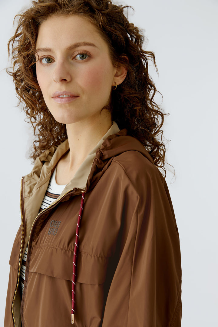 Blouson court à capuche esprit sportif