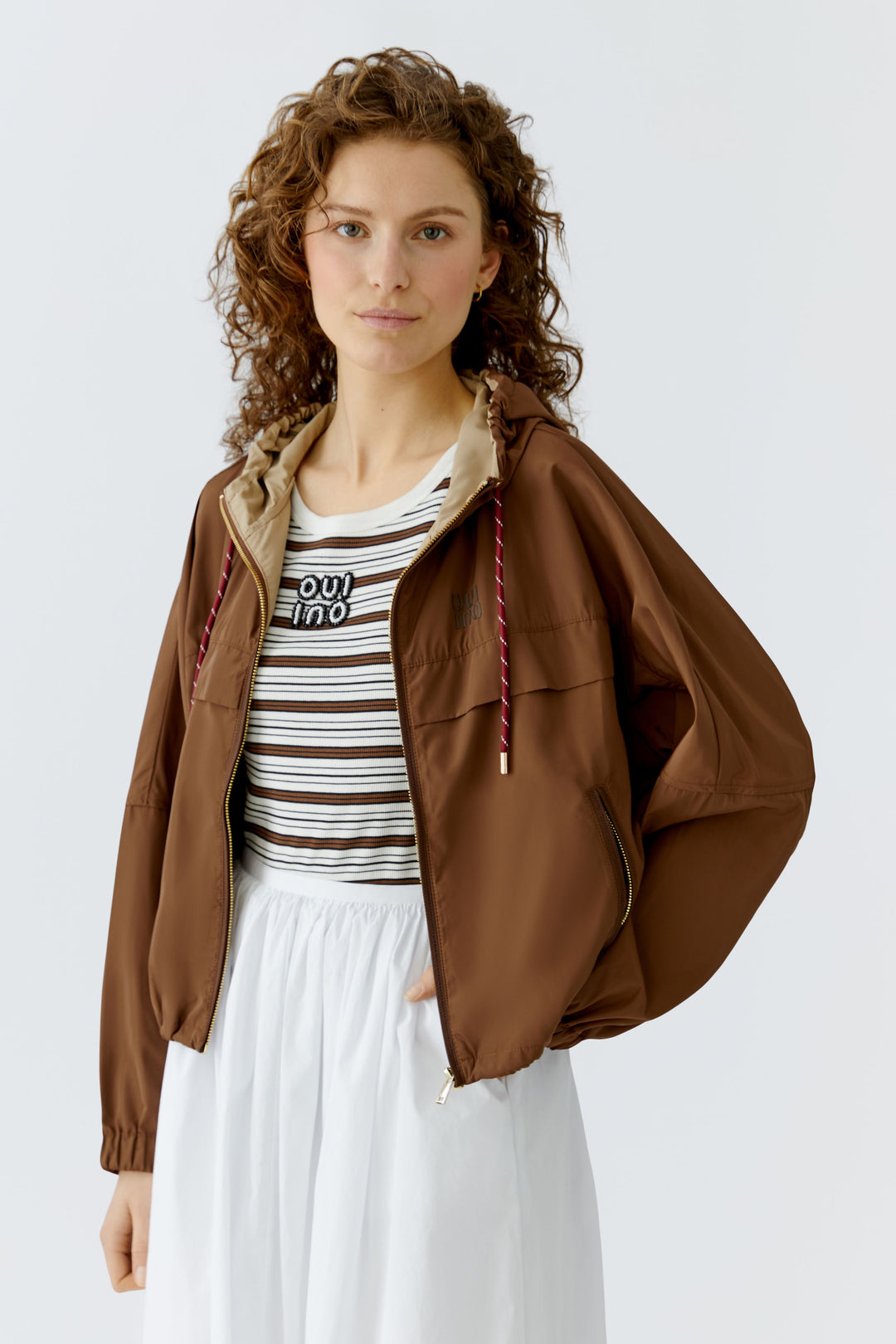 Blouson court à capuche esprit sportif
