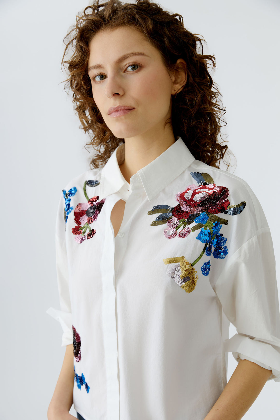 Blouse droite brodée à motifs floraux et sequins
