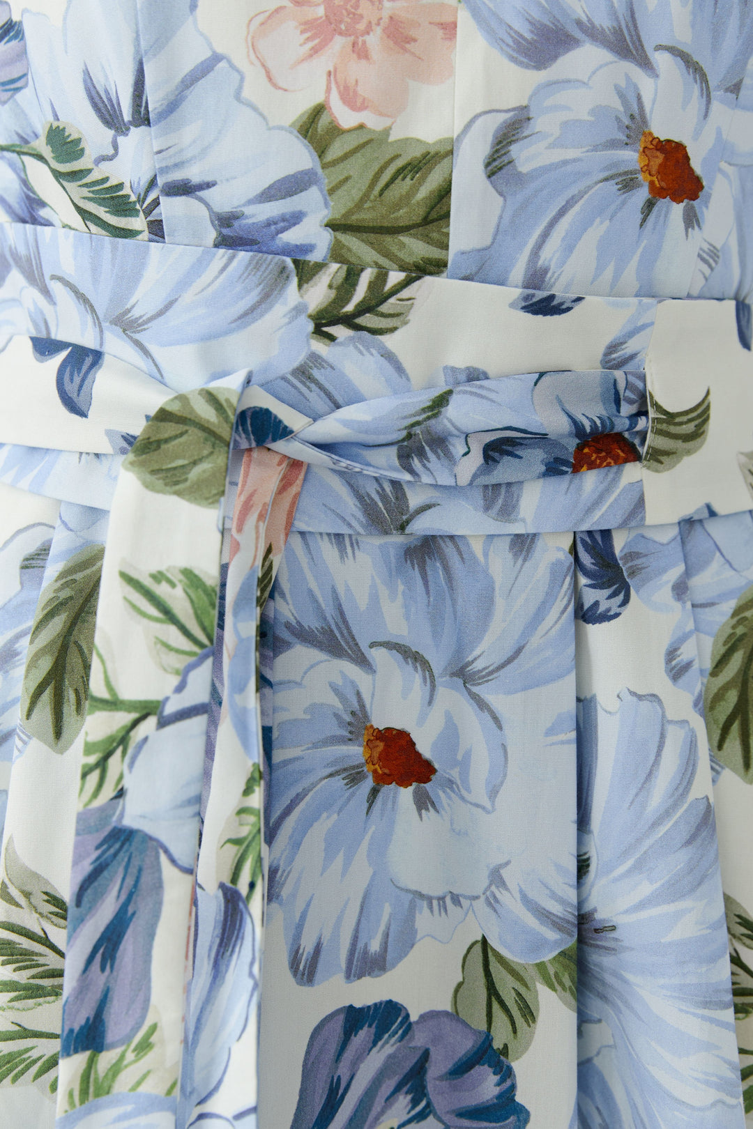 Robe midi florale plissée et ceinturée