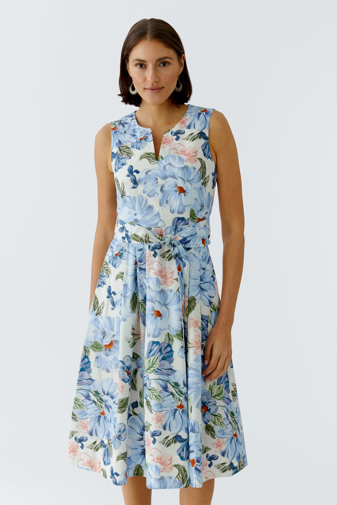 Robe midi florale plissée et ceinturée