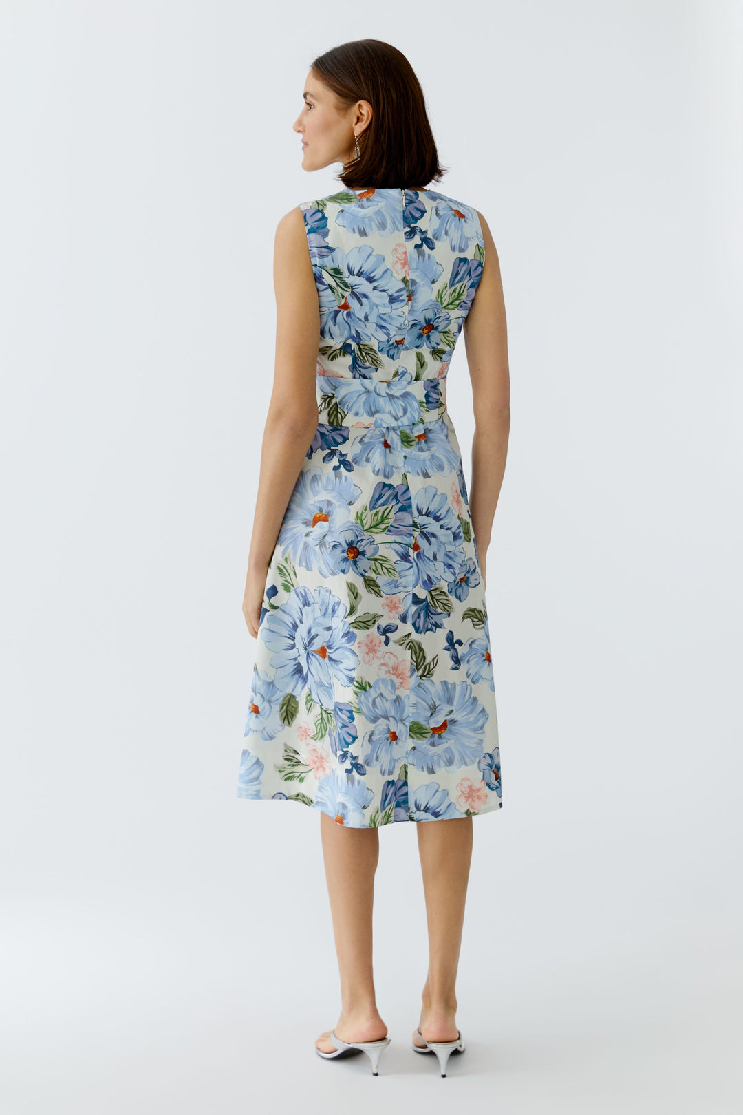Robe midi florale plissée et ceinturée