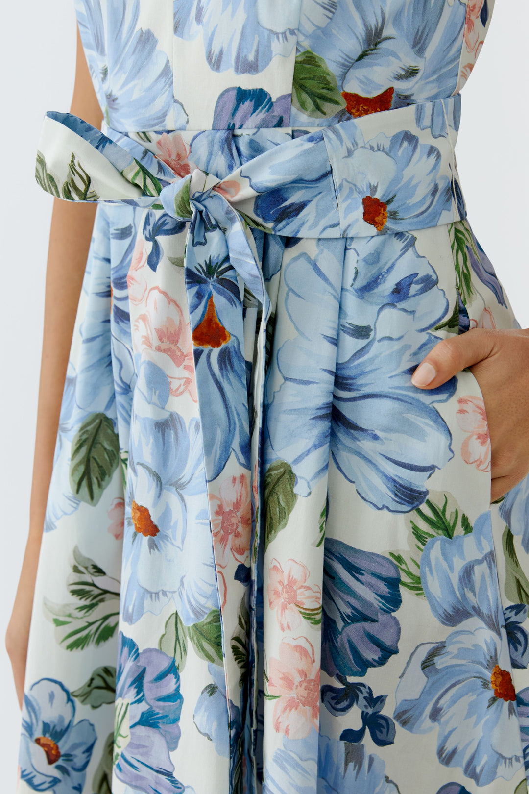 Robe midi florale plissée et ceinturée