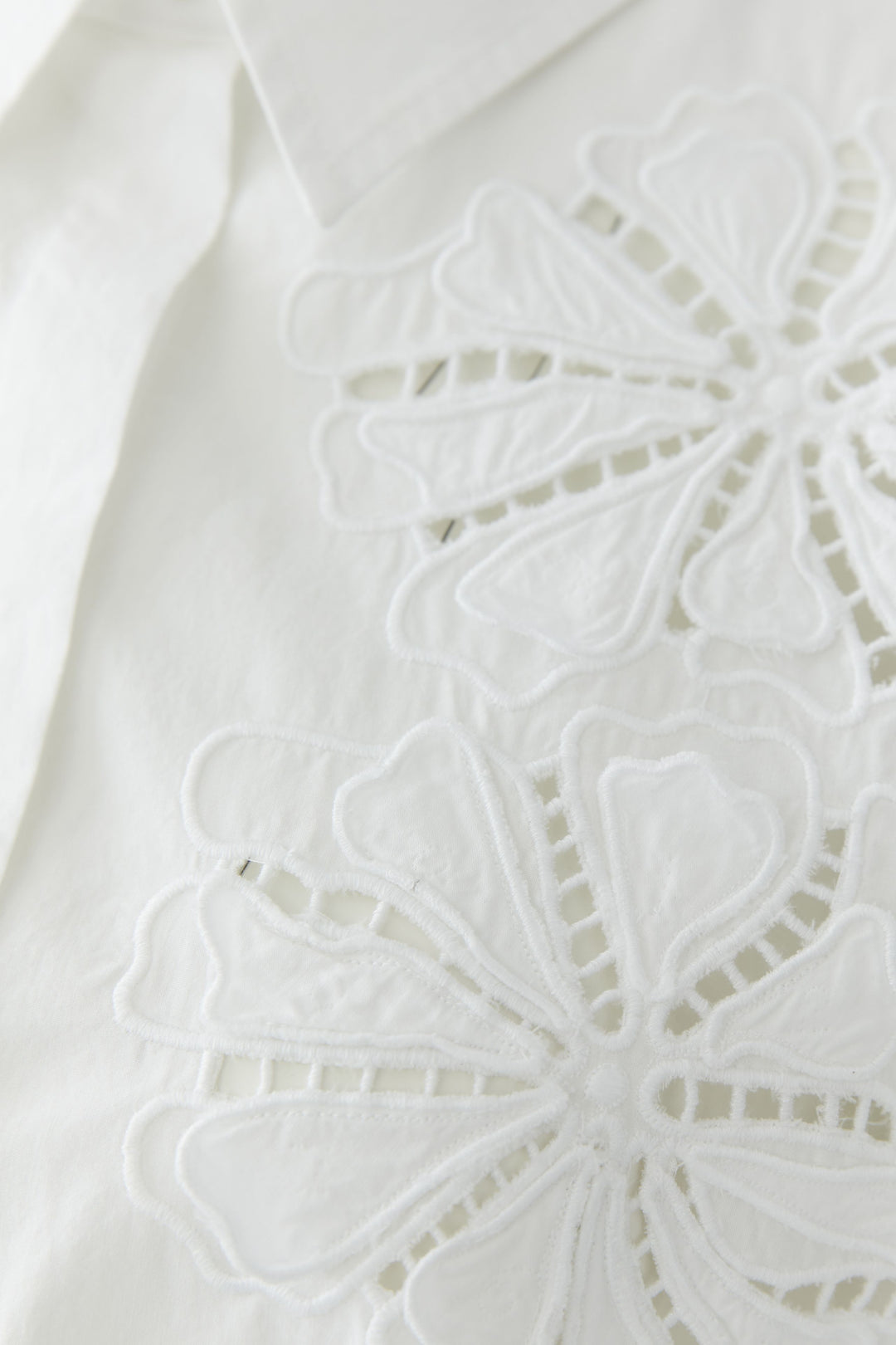 Chemise à broderies florales