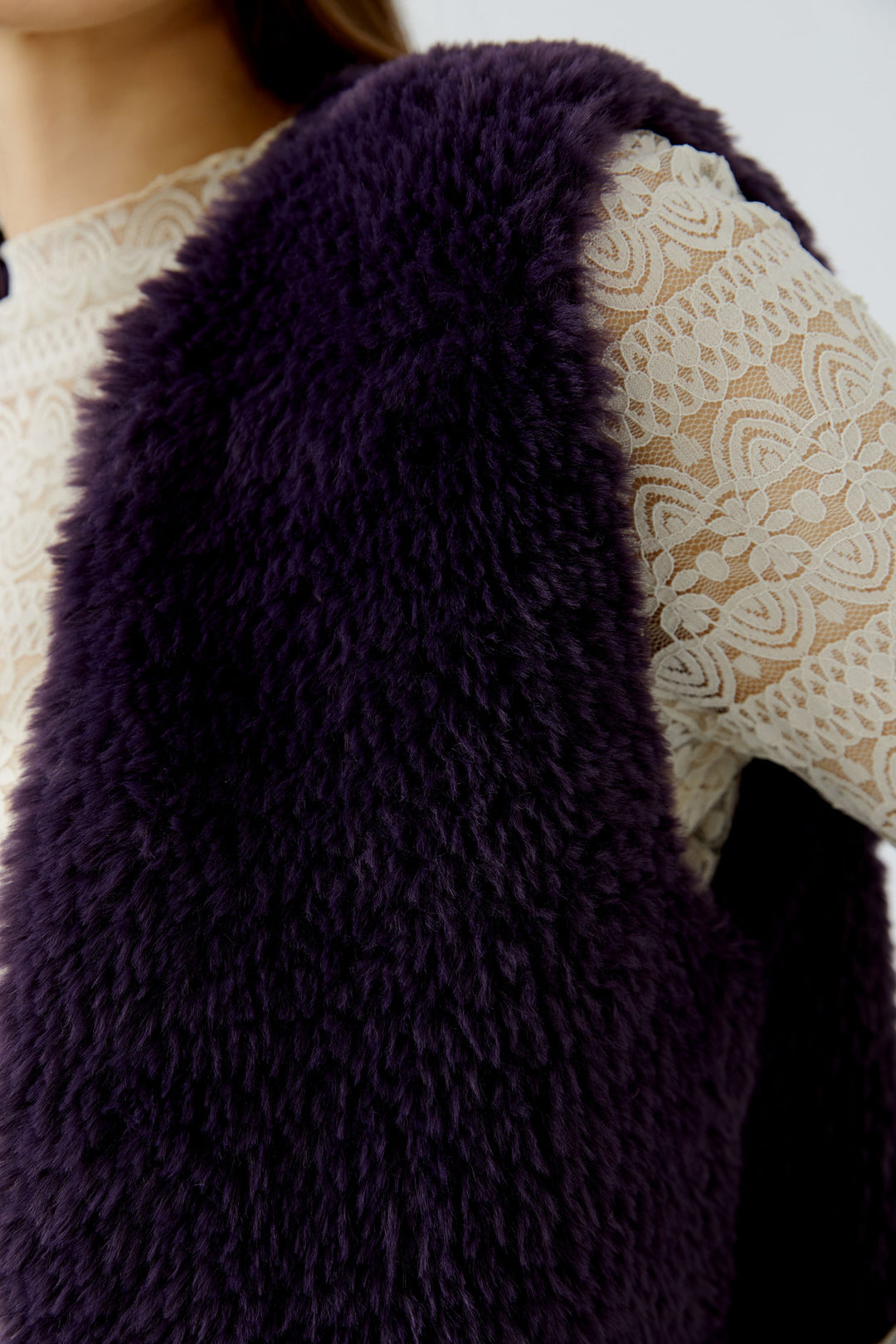 Veste courte sans manches à texture pelucheuse