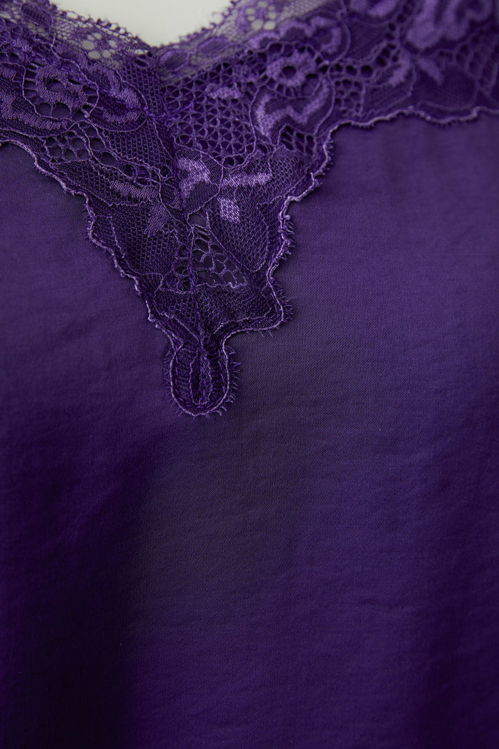 Camisole satinée à dentelle