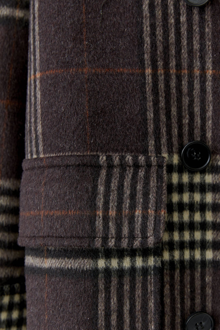 Manteau long à carreaux et boutonnage croisé