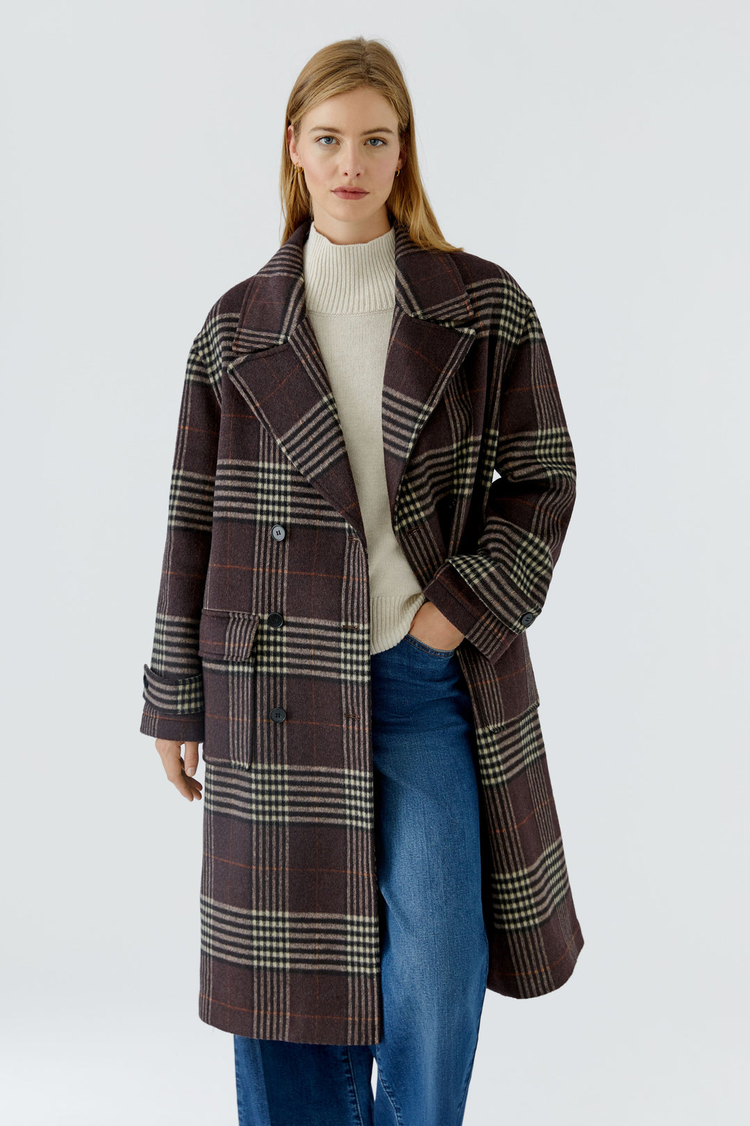 Manteau long à carreaux et boutonnage croisé