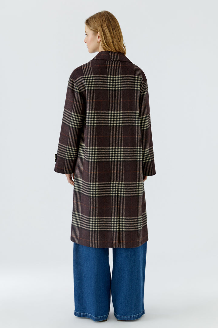Manteau long à carreaux et boutonnage croisé