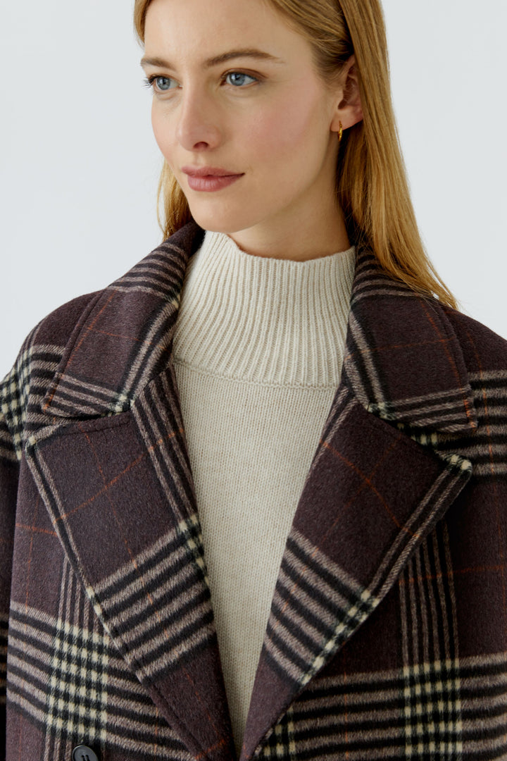 Manteau long à carreaux et boutonnage croisé