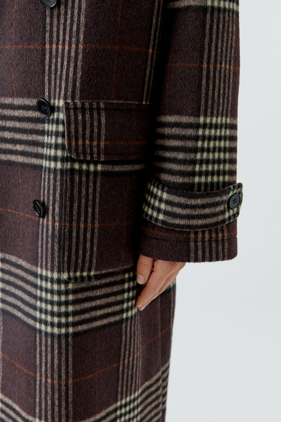 Manteau long à carreaux et boutonnage croisé