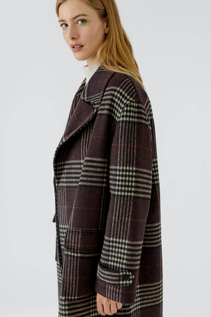 Manteau long à carreaux et boutonnage croisé