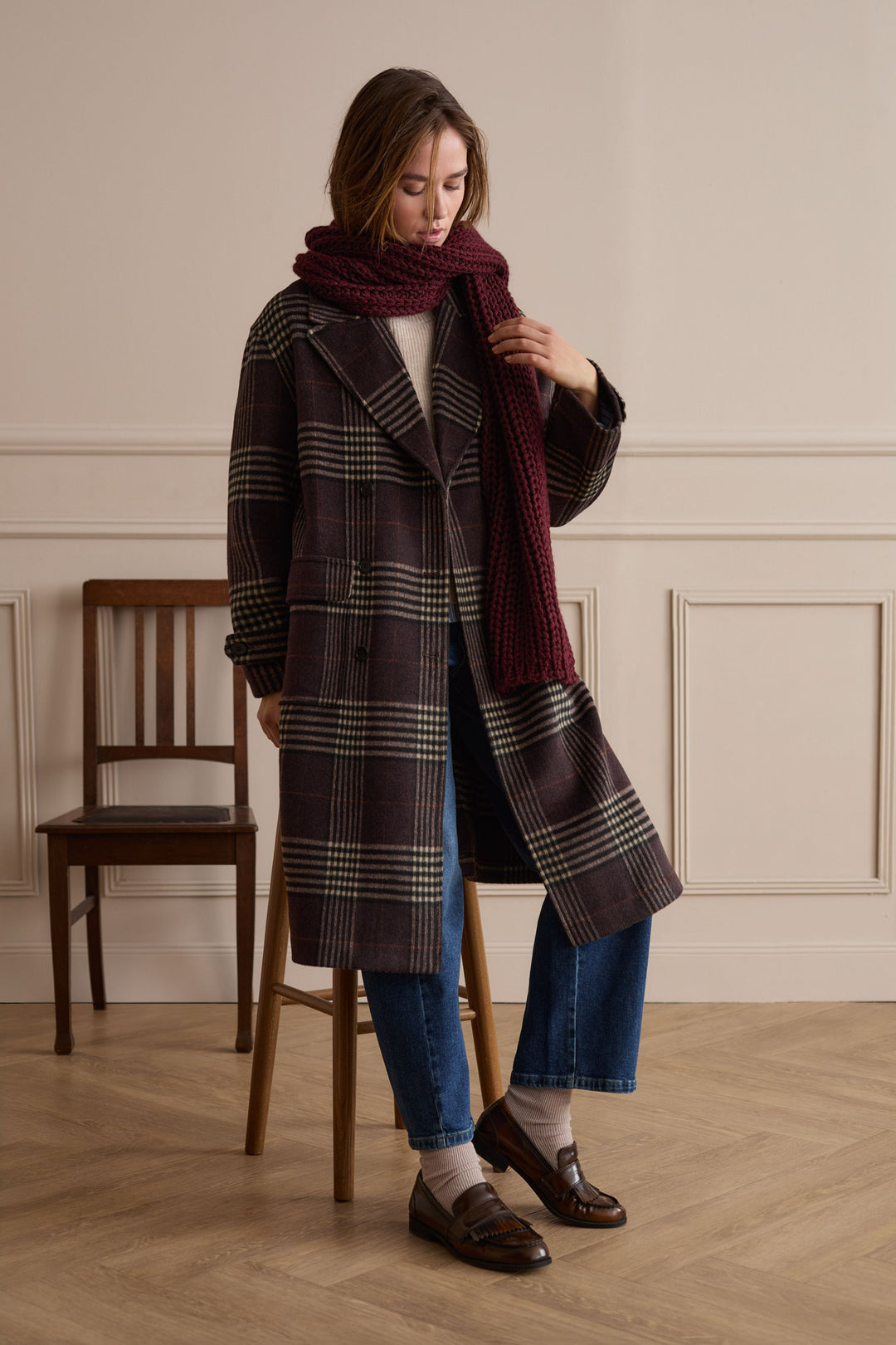 Manteau long à carreaux et boutonnage croisé