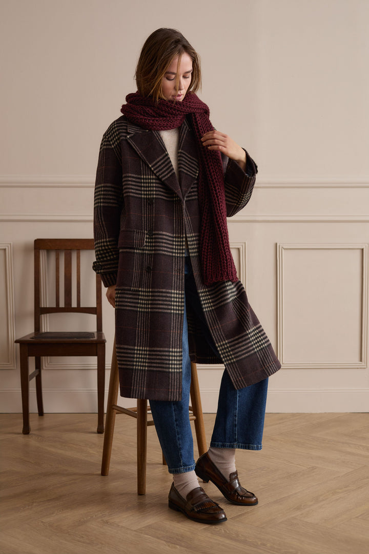 Manteau long à carreaux et boutonnage croisé