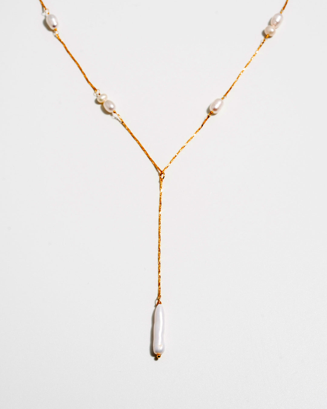 Collier chaîne fine avec perle pendante Calla Lariat