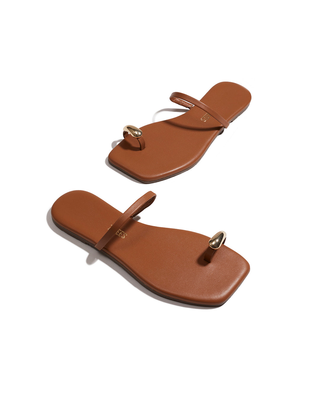 Sandales plates en cuir à détail métallique Colette