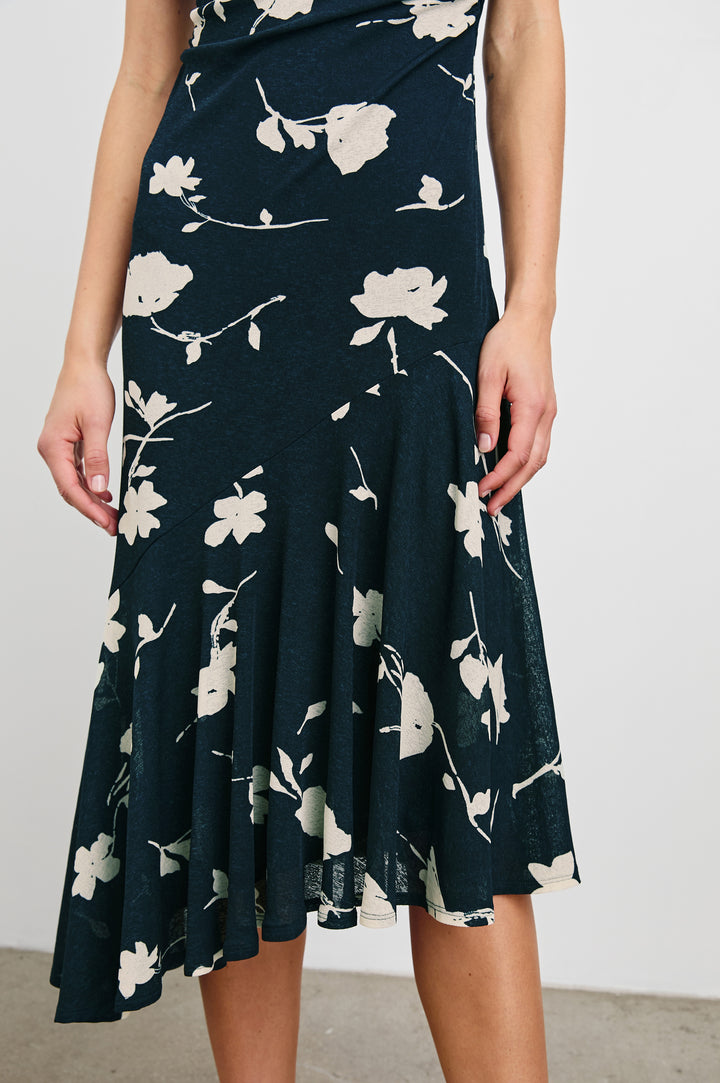 Robe midi drapée avec motif de roses Daija