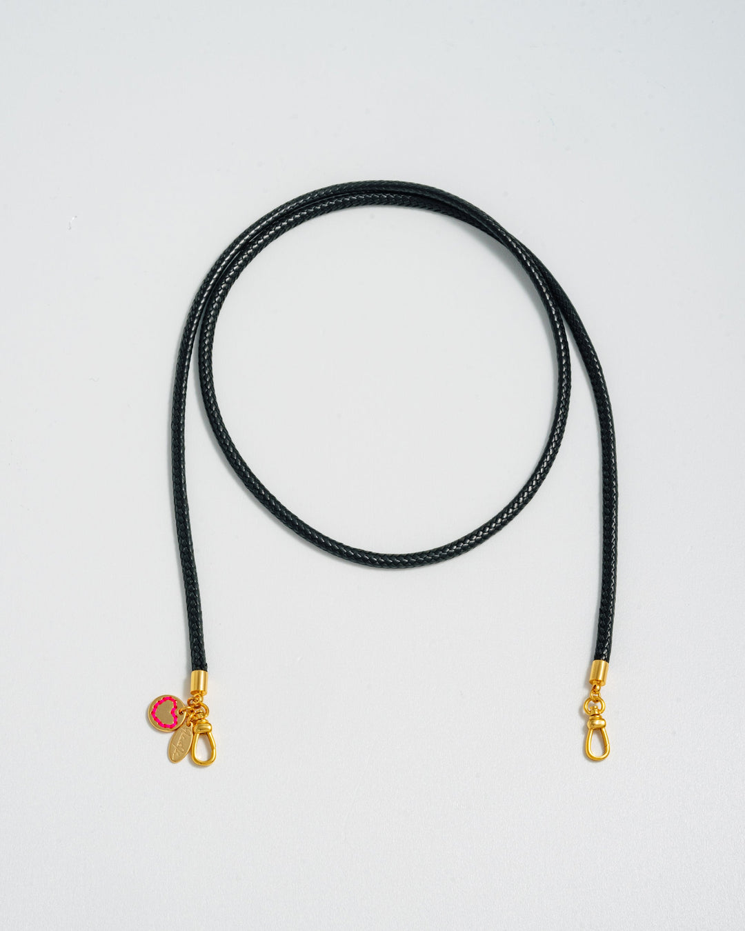 Collier cordon noir avec fermoirs dorés