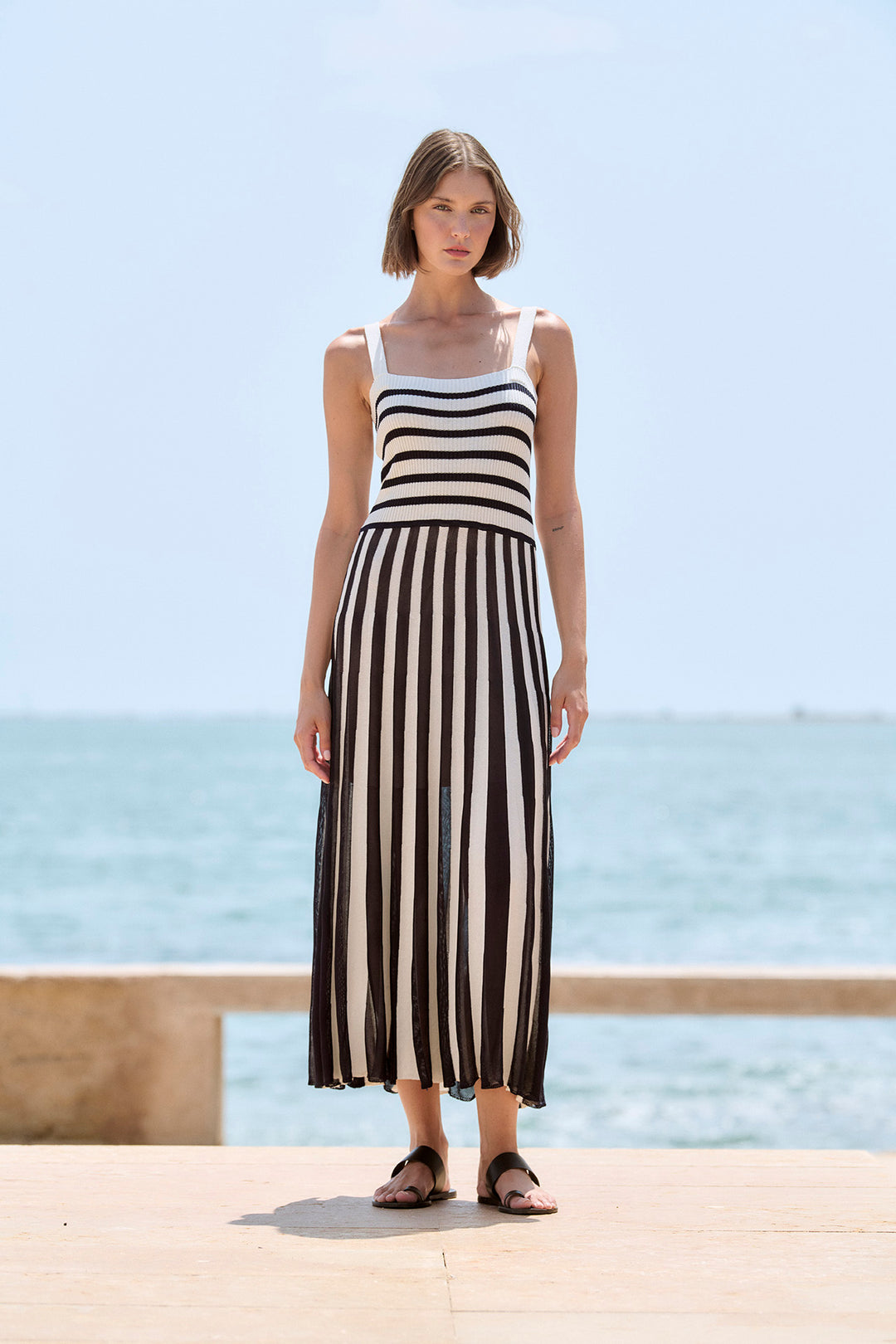 Robe midi fluide et rayée à bretelles