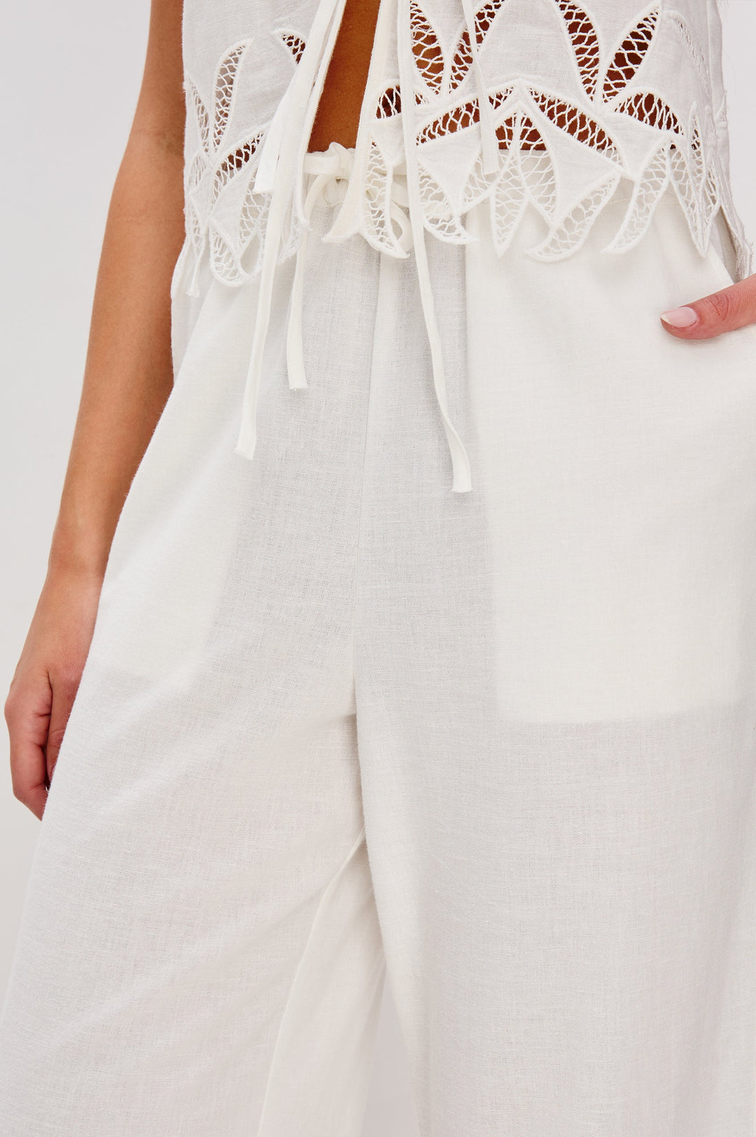 Pantalon en lin Emmie à broderies palmiers