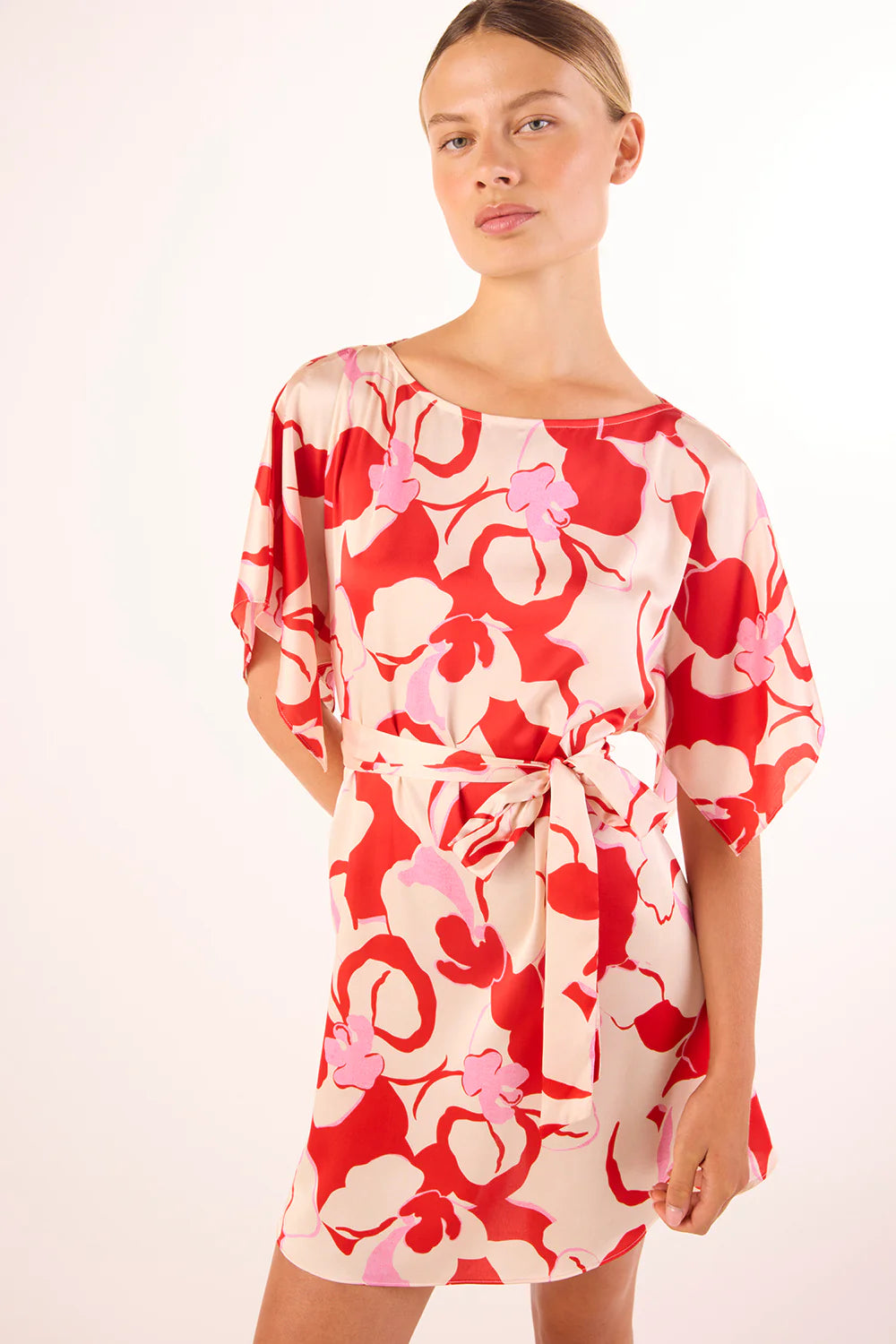 Robe courte satinée Aleka manches kimono