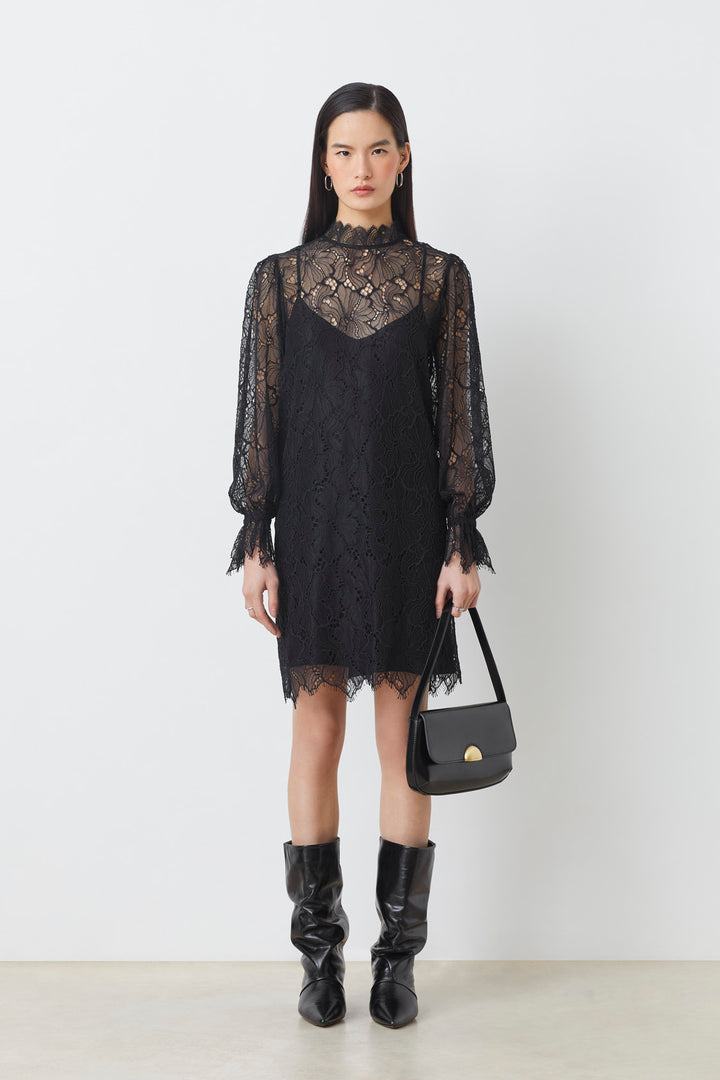 Robe courte en dentelle Cara