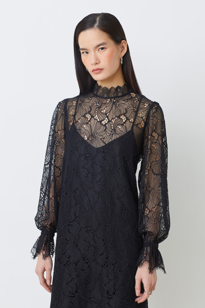 Robe courte en dentelle Cara