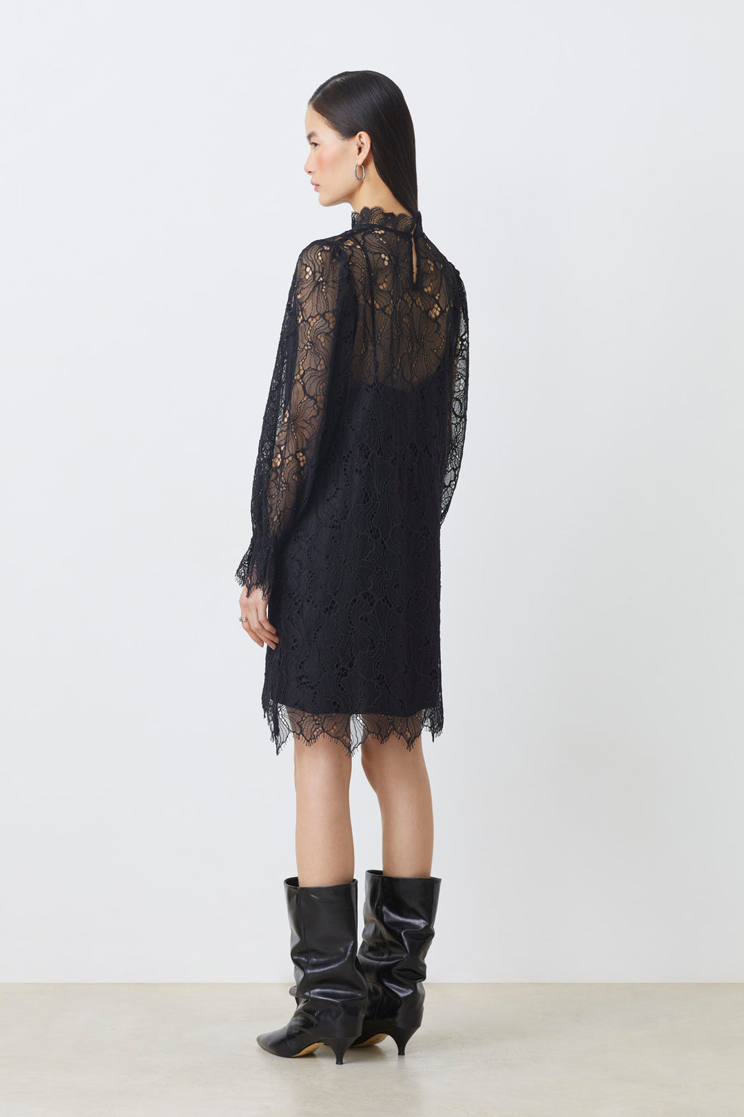 Robe courte en dentelle Cara