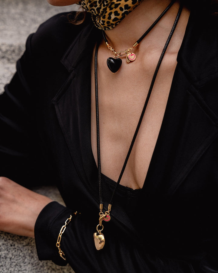 Collier cordon noir avec fermoirs dorés