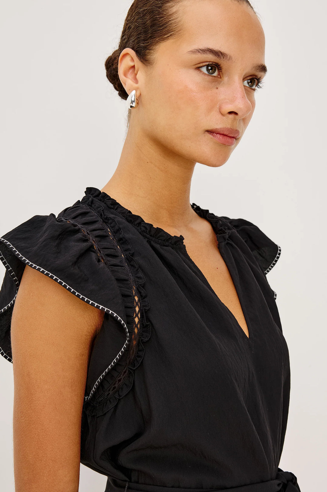Robe Katia ceinturée à volants et broderies