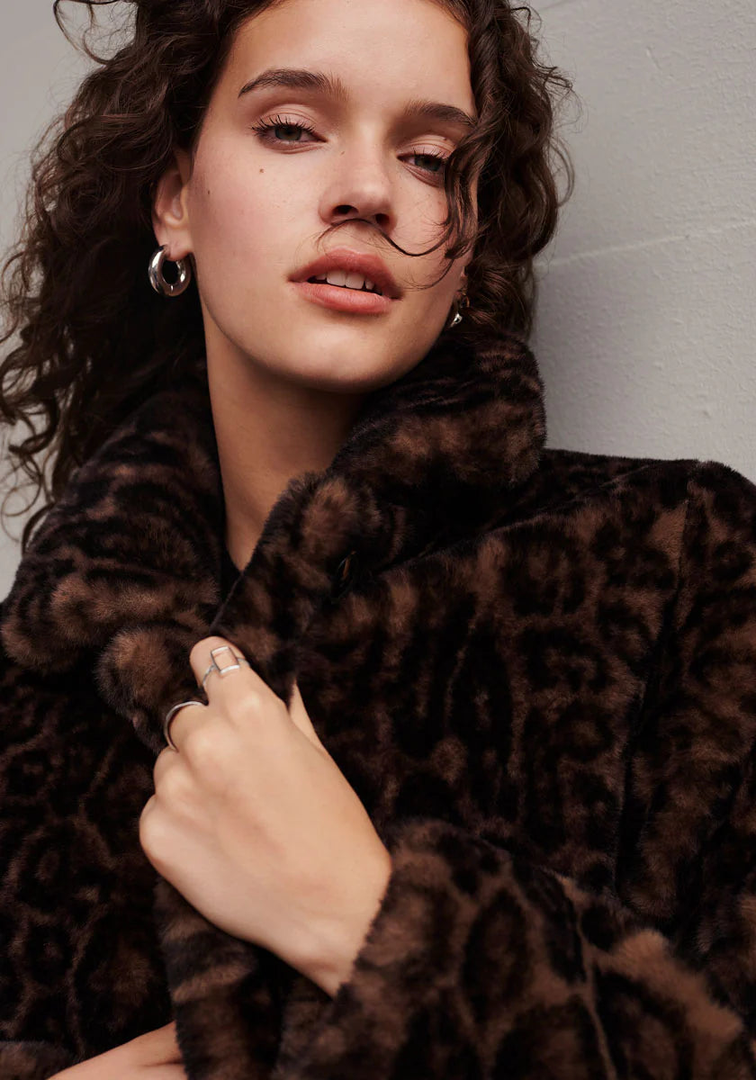 Veste en fausse fourrure avec motif léopard