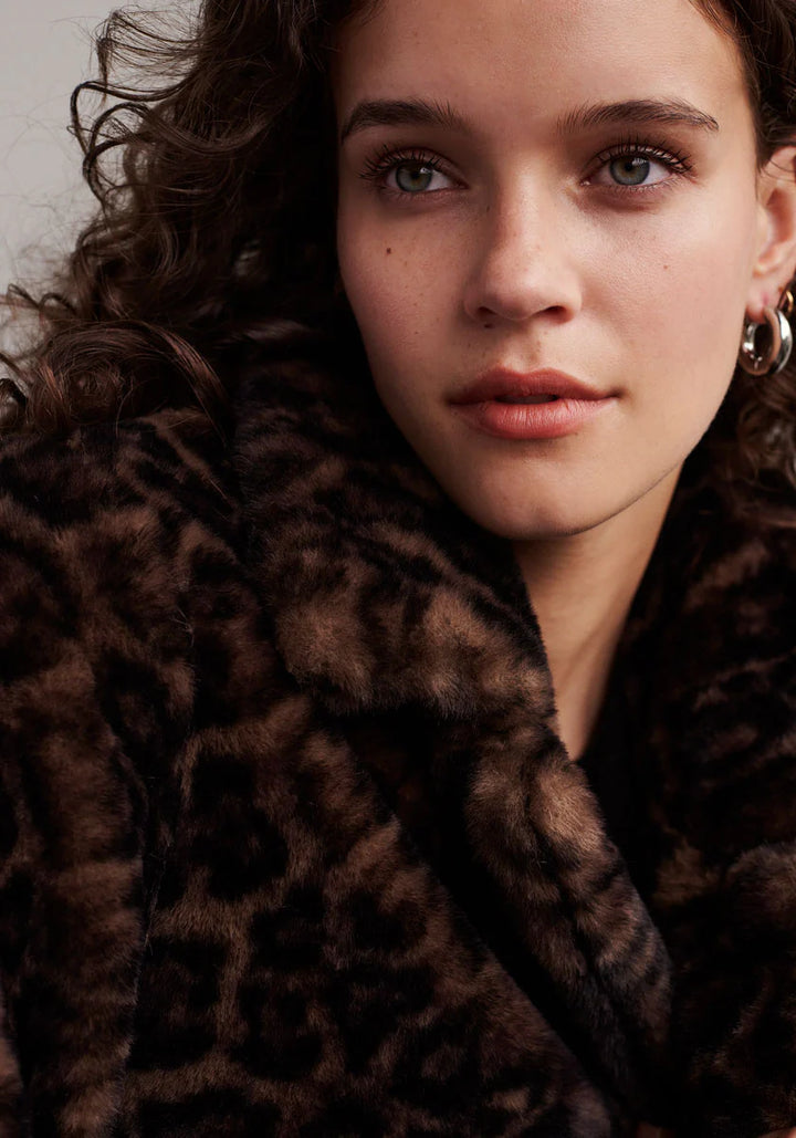 Veste en fausse fourrure avec motif léopard