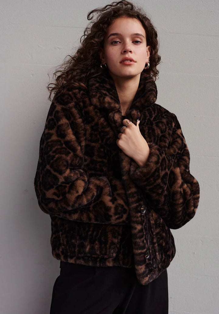 Veste en fausse fourrure avec motif léopard