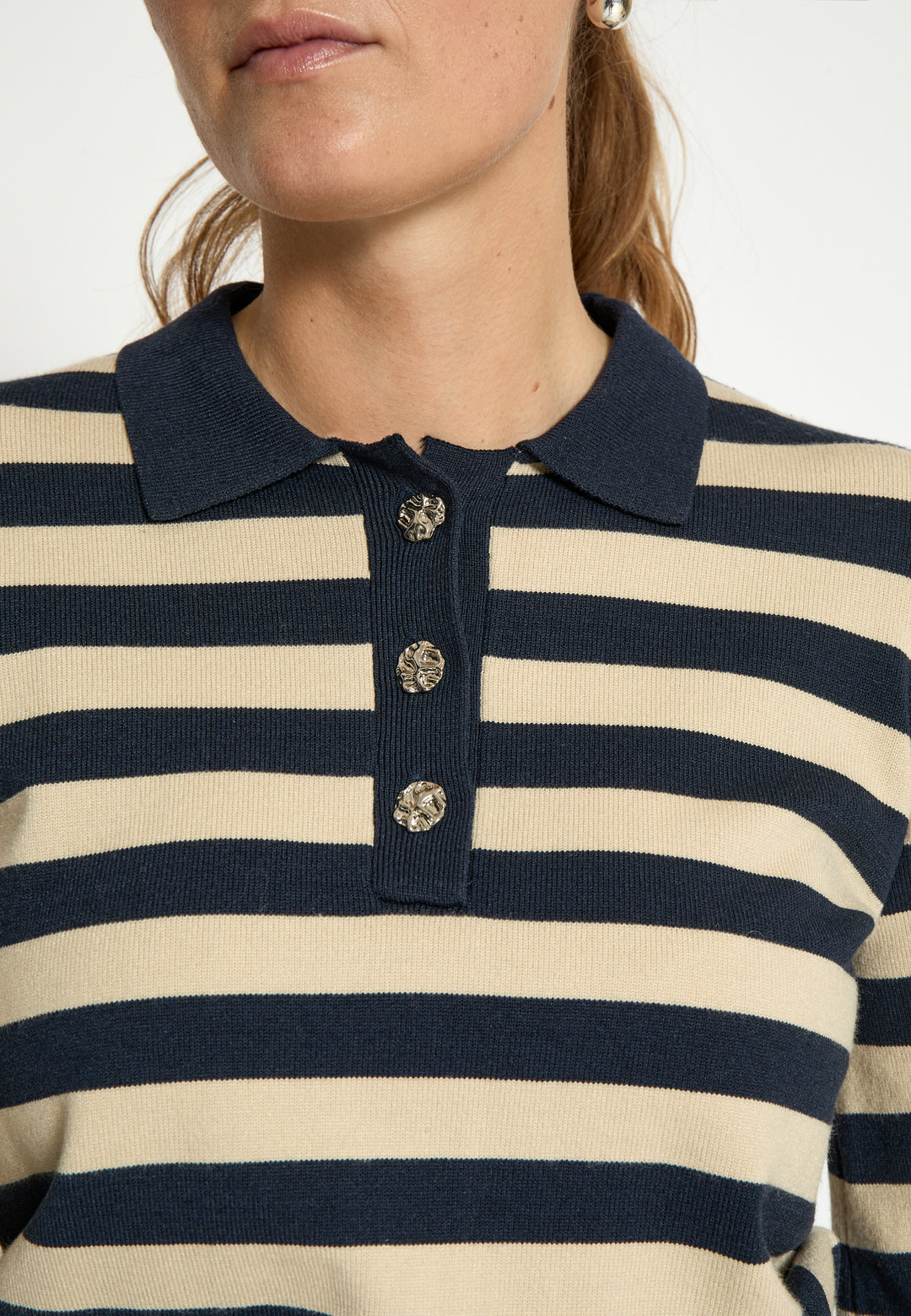 Pull rayé avec boutons bijoux et col polo Aliana