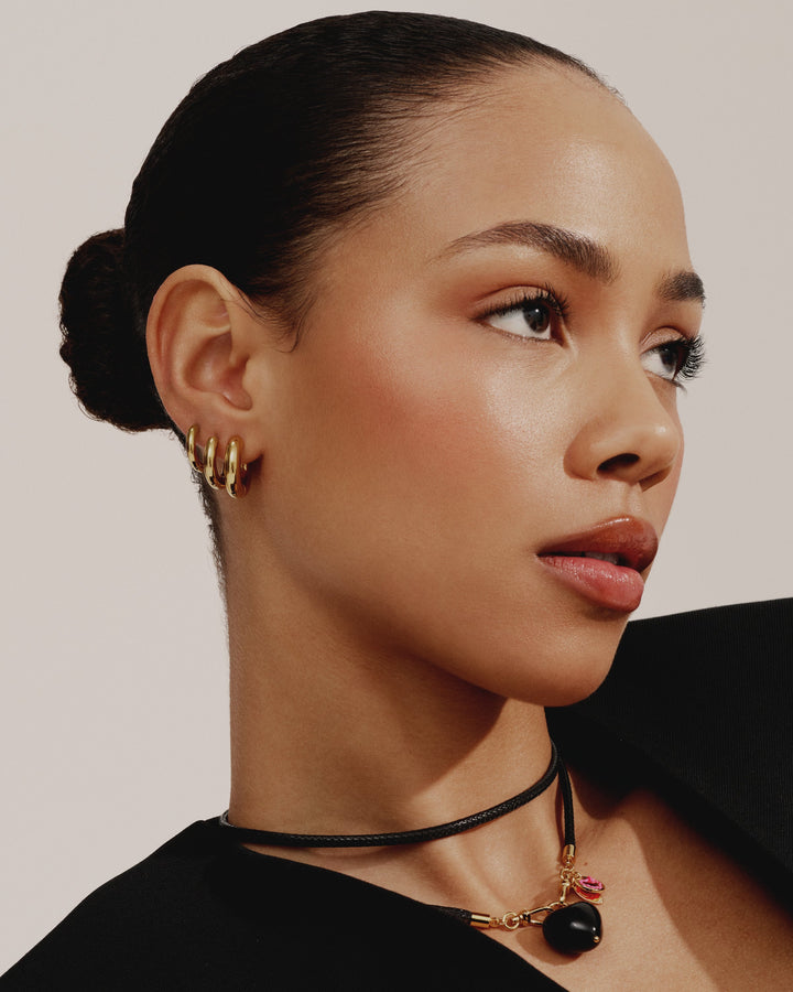 Collier cordon noir avec fermoirs dorés