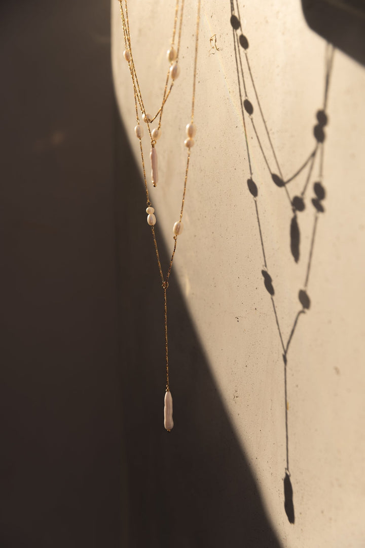 Collier chaîne fine avec perle pendante Calla Lariat