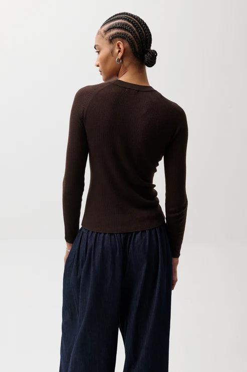 Pull ultraléger ajusté à col rond Juno