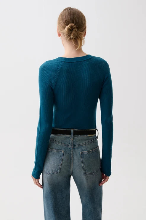 Pull ultraléger ajusté à col rond Juno
