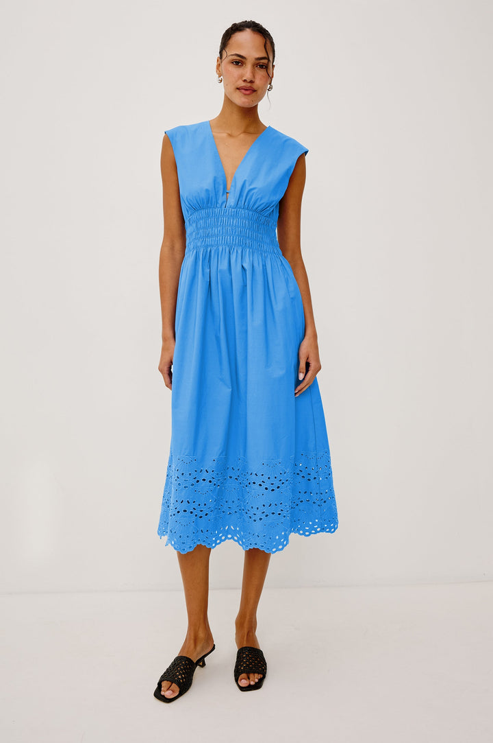 Robe midi Roxanne à taille smockée et broderies