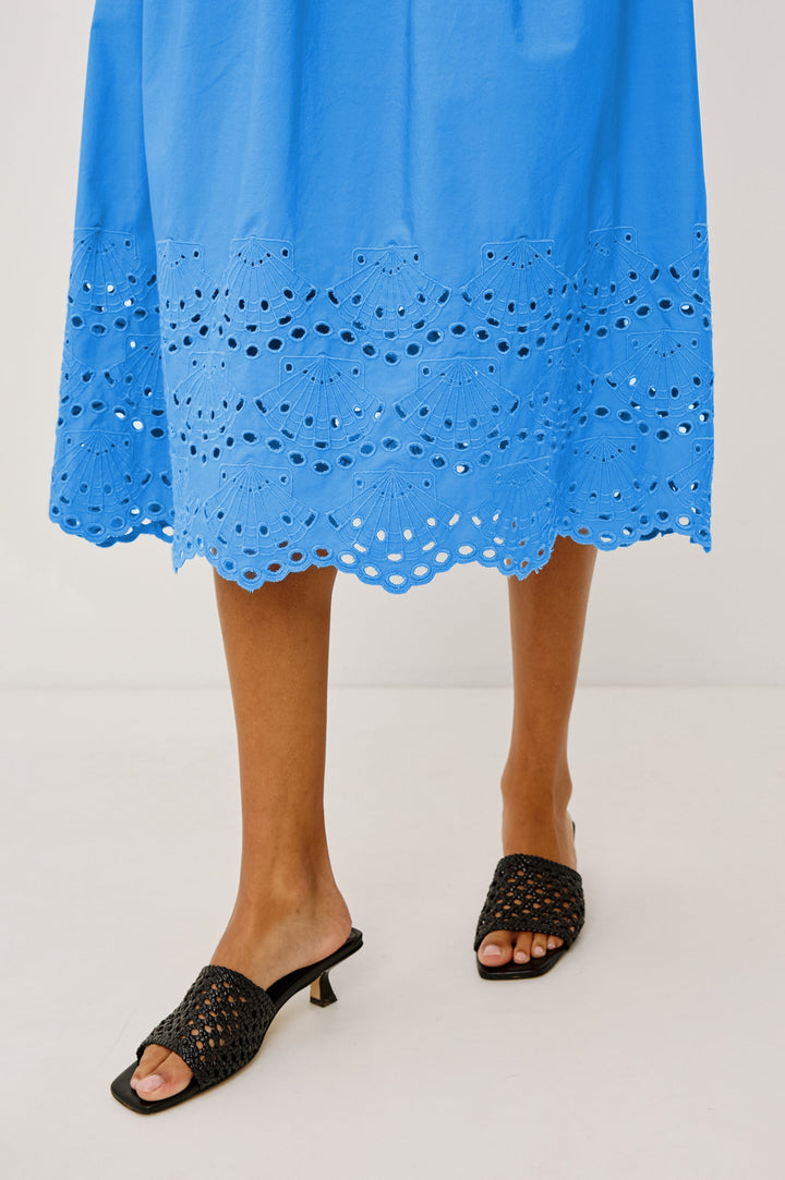 Robe midi Roxanne à taille smockée et broderies