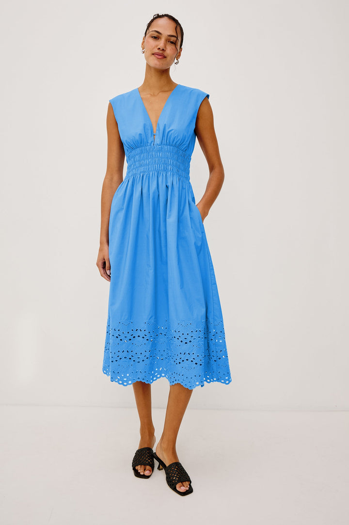 Robe midi Roxanne à taille smockée et broderies