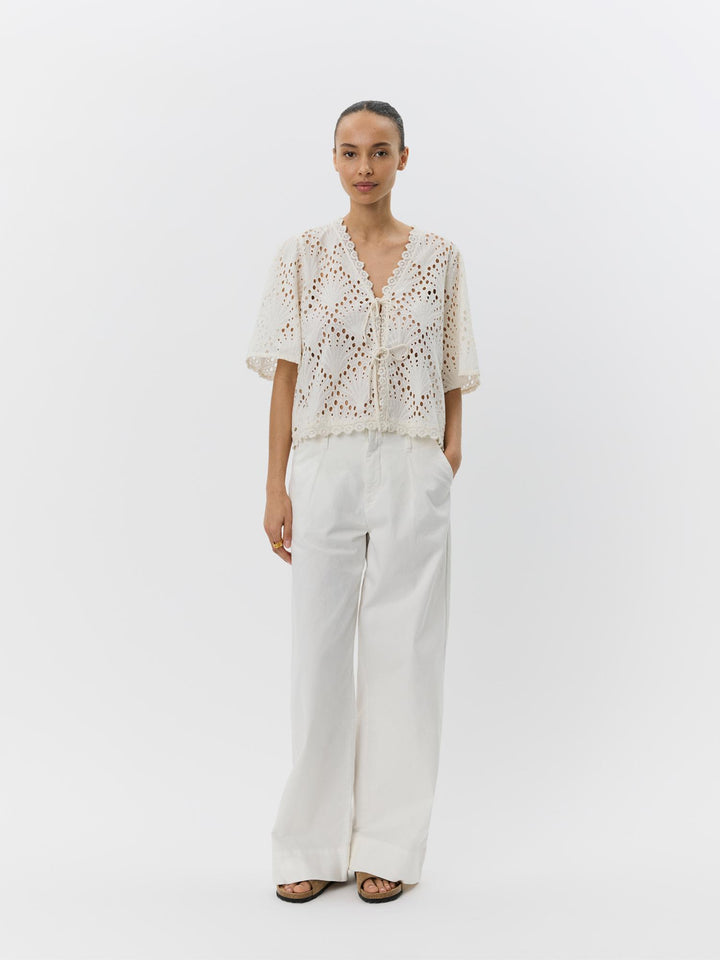 Blouse ajourée à nouer