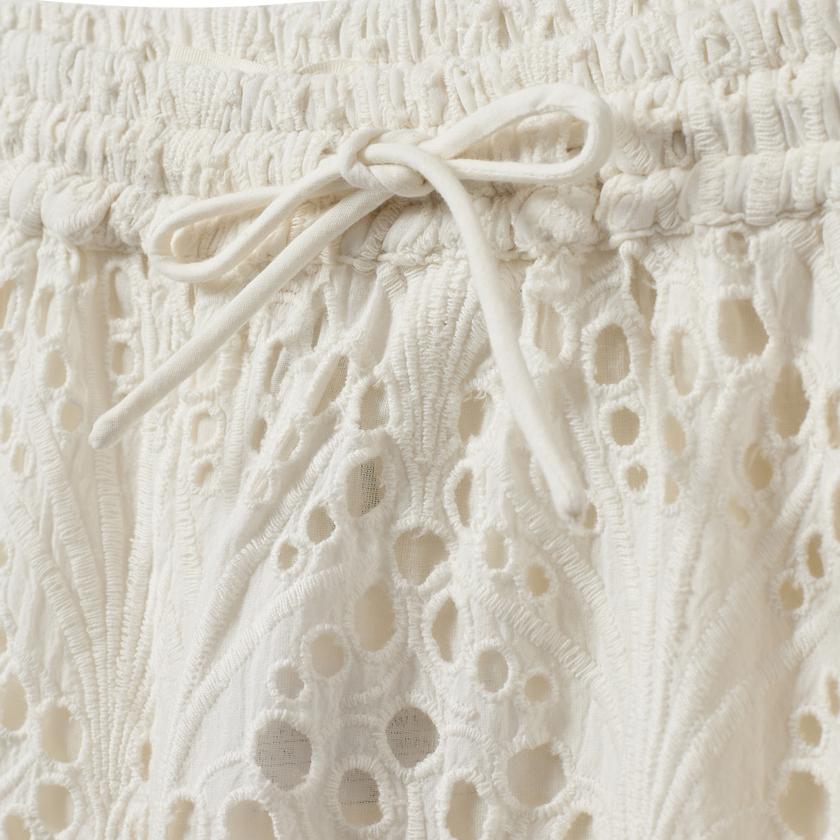 Short brodé ajouré
