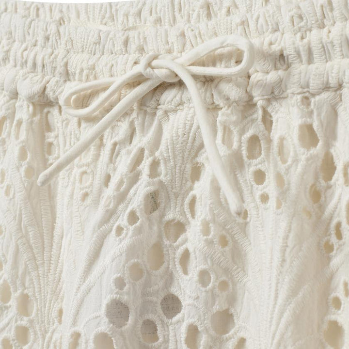 Short brodé ajouré