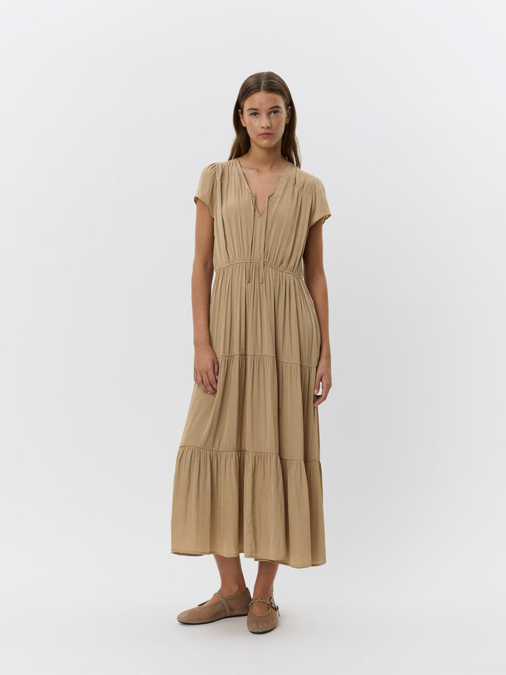 Robe longue fluide avec jupe étagée