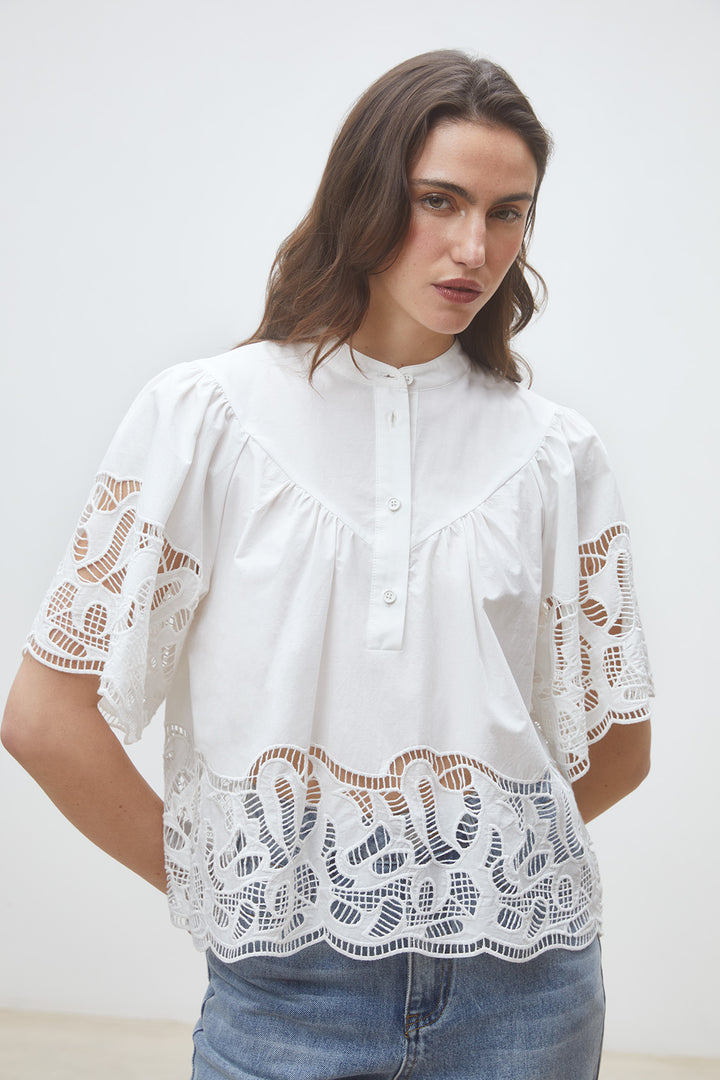 Blouse Linda à col mao et détails brodés