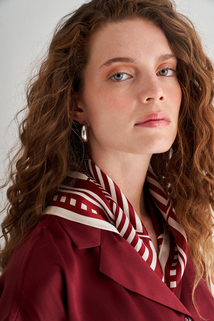 Foulard en soie avec imprimé rayé